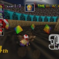 Toad dérape pour prendre un objet dans une caisse dans Mario Kart 64 