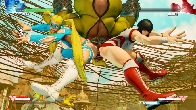 Street Fighter V R Mika et sa compagne écrasent le visage de Birdie avec leurs fesses
