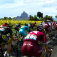 Peloton dans Le Tour de France 2016 avec vue sur le Mont St Michel