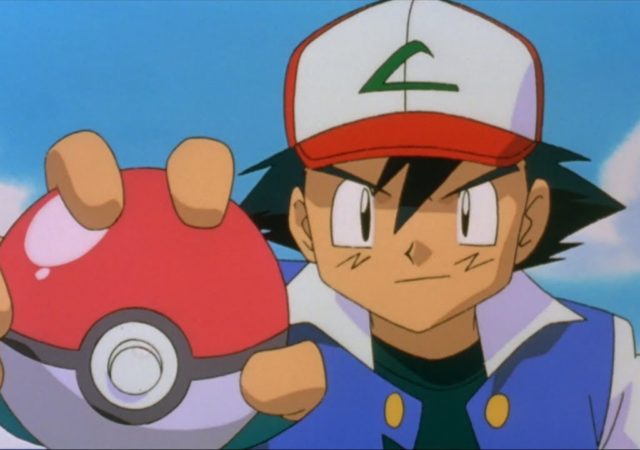 Sacha tient une pokéball dans sa main