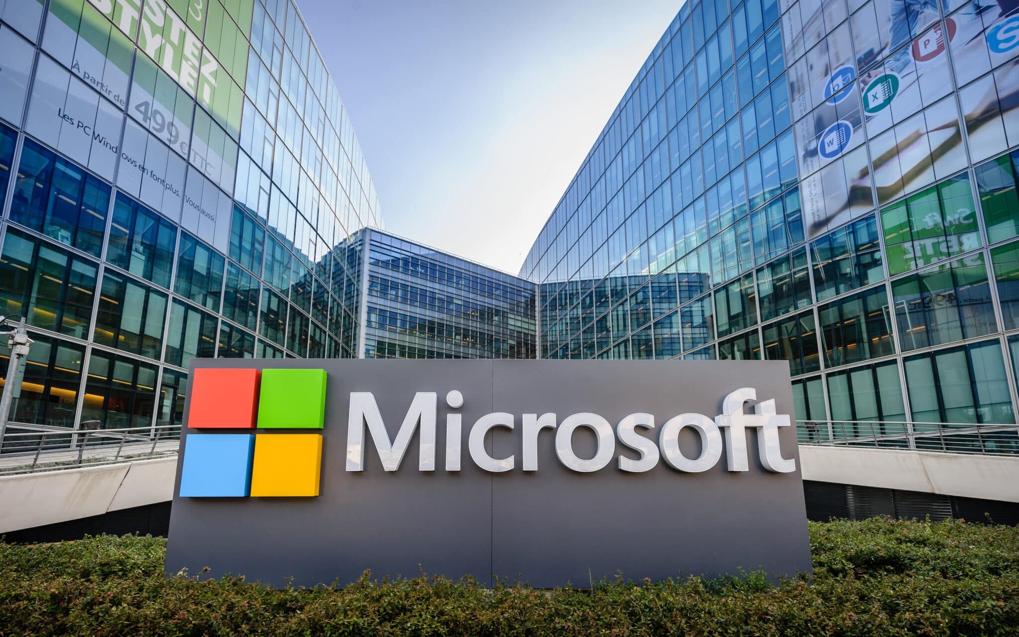 Microsoft s'apprêterait à licencier environ 10 000 personnes.