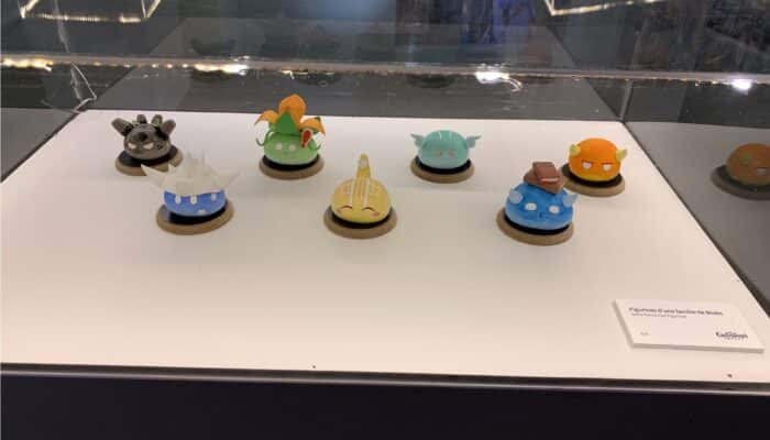 Petits blobs en argile présentés à l'occasion de l'exposition Genshin