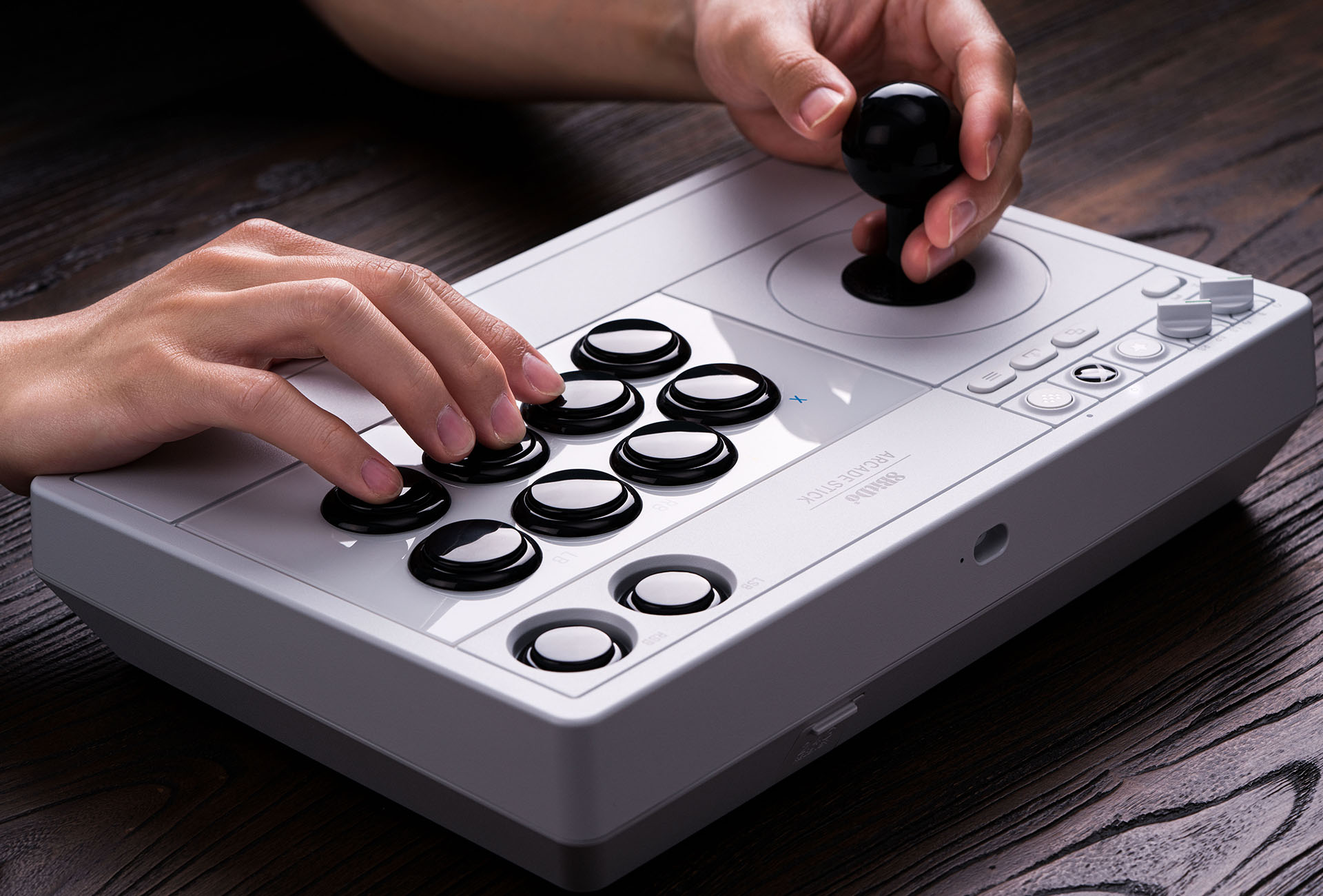 8BitDo propose un stick arcade Xbox idéal pour Street Fighter 6