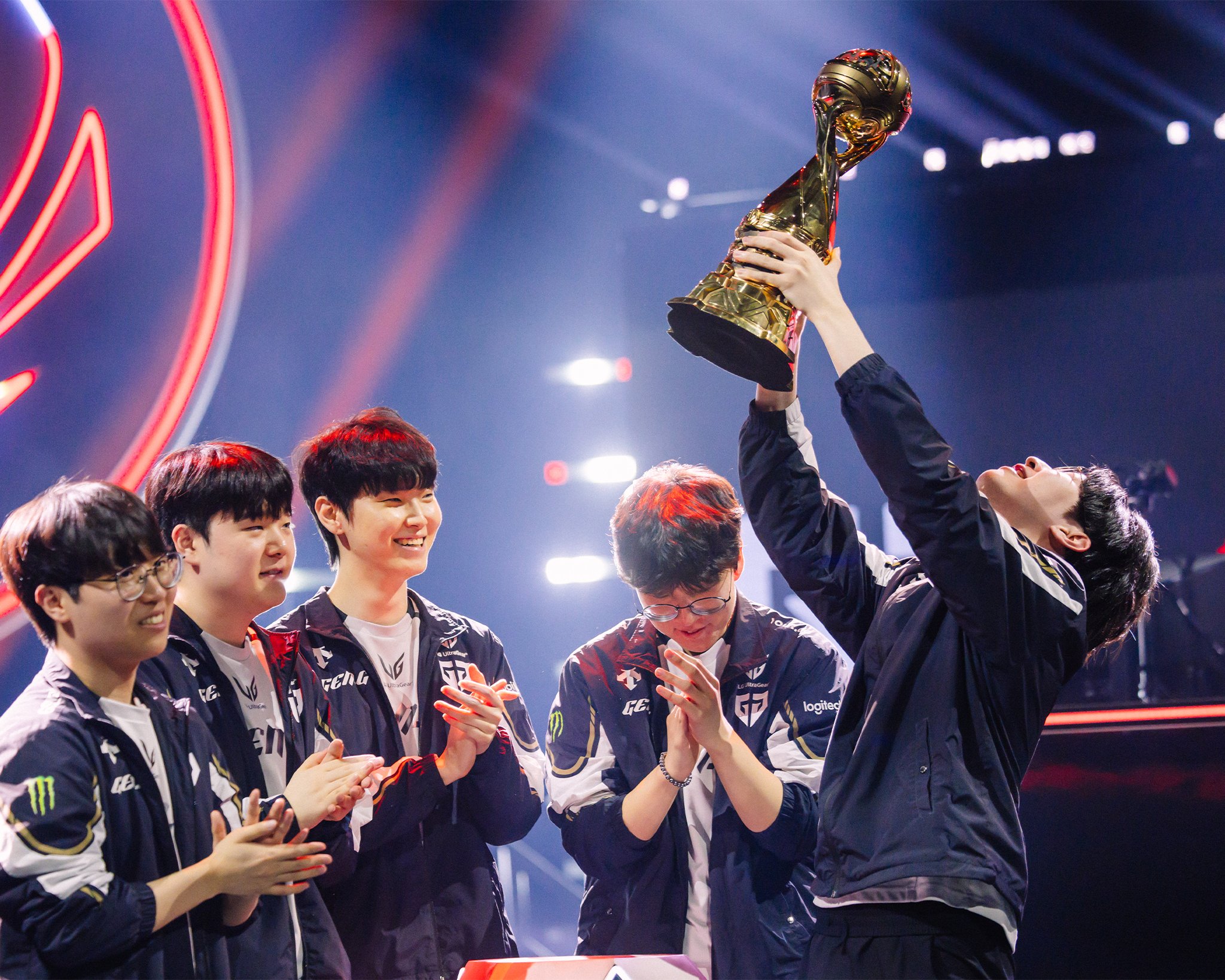 Duro soulève le trophée du MSI